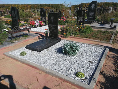 Мраморная галька на могилке